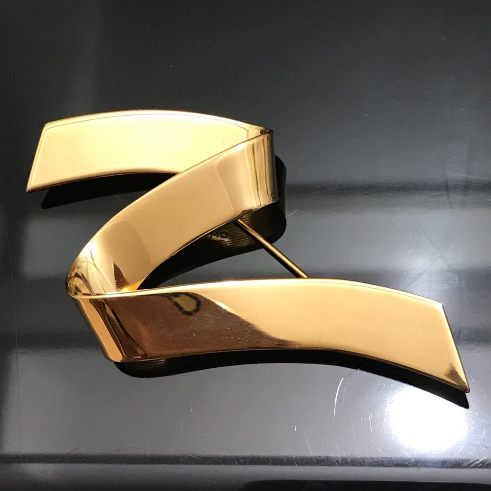 Vintage Gold Tone Ribbon Brooch / pin